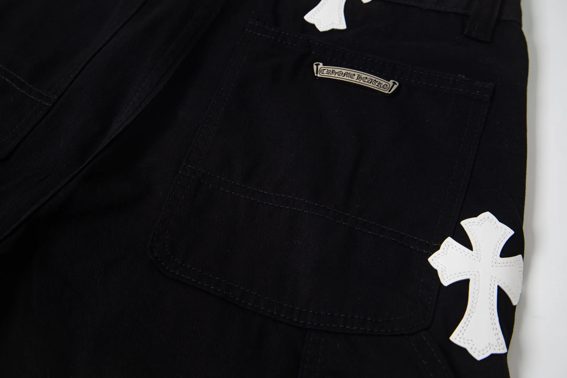 P260 Chrome Hearts Chrome Hearts black denim with white and blue multi-leather hot jeans. CH jeans need to be washed and then disassembled and hand-stitched with sheepskin cross leather and then spliced ​​to complete. The whole piece has too many craftsmanship to explain. The patchwork cross pattern is embellished, and the high-waisted washed jeans! ! Absolutely high-end luxury products, god-level single products, super popular products, made with top heavy industry, a magic weapon that cannot be missed. About Kroxin This is an extremely luxurious fashion brand, which can also be called the aristocrats of the high street. It has always been an exclusive brand for some hipsters or rich second generation. Compared with ordinary high streets, it is more luxurious and noble. Compared with luxury brands, it has a more fashionable personality and has always been a brand that I have a special liking for. Style number: 1765# Color: black Size: 28 30 32 34 36